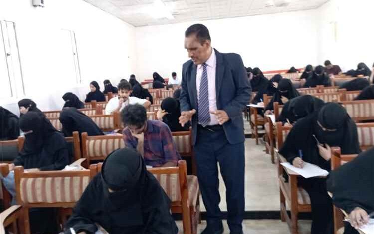 في جامعة عدن.. عميد اللغات والترجمة يتابع سير الامتحانات ويؤكد جاهزية الكلية