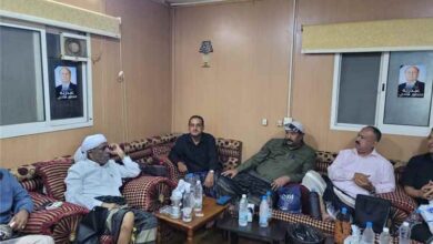 في لفتة وفاء إنسانية.. وزير النقل يزور اللواء محمد جميع الخضر بمنزله للاطمئنان على صحته في عدن