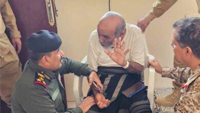 قائد محور عتق ومدير عام شرطة شبوة يطمئنان على صحة الشيخ مبارك لزنم الدياني