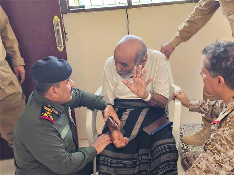 قائد محور عتق ومدير عام شرطة شبوة يطمئنان على صحة الشيخ مبارك لزنم الدياني