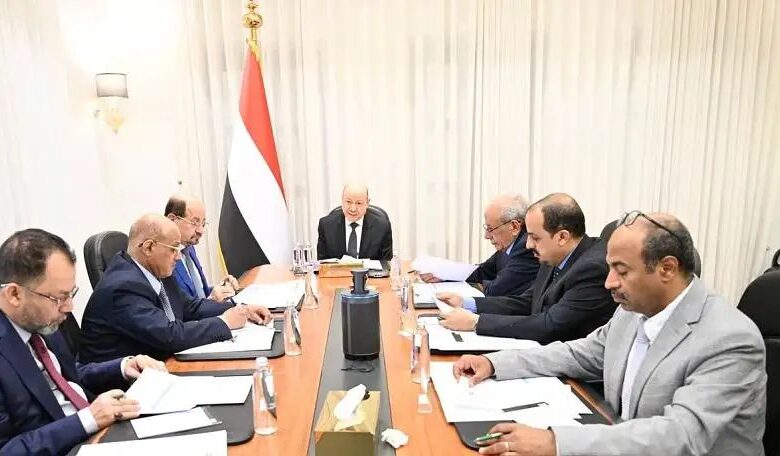 قرارات صادرة عن اجتماع مصغر للحكومة برئاسة العليمي وحضور العرادة والخنبشي ''تفاصيل''