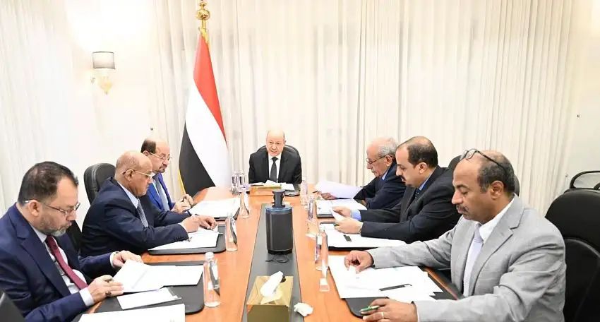 قرارات صادرة عن اجتماع مصغر للحكومة برئاسة العليمي وحضور العرادة والخنبشي ''تفاصيل''