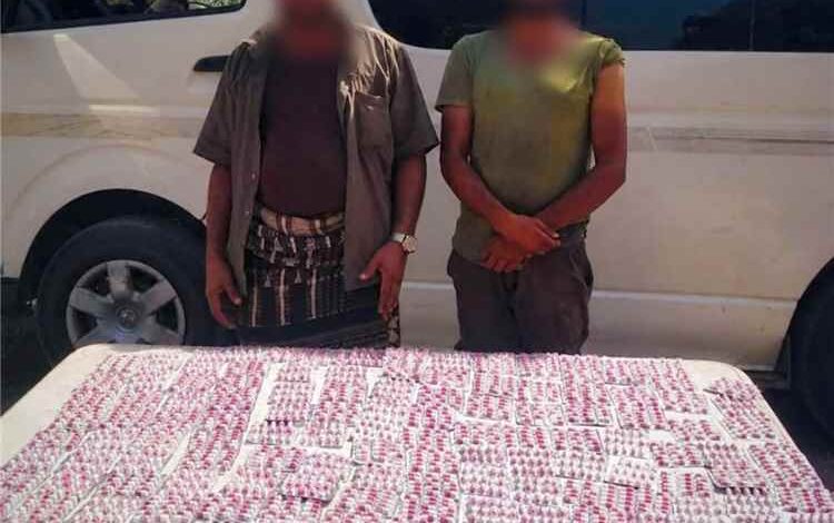 قوات الأمن الوطني بلحج تضبط مروجين بحوزتهم كمية من الحبوب المخدرة في نقطة الحسيني