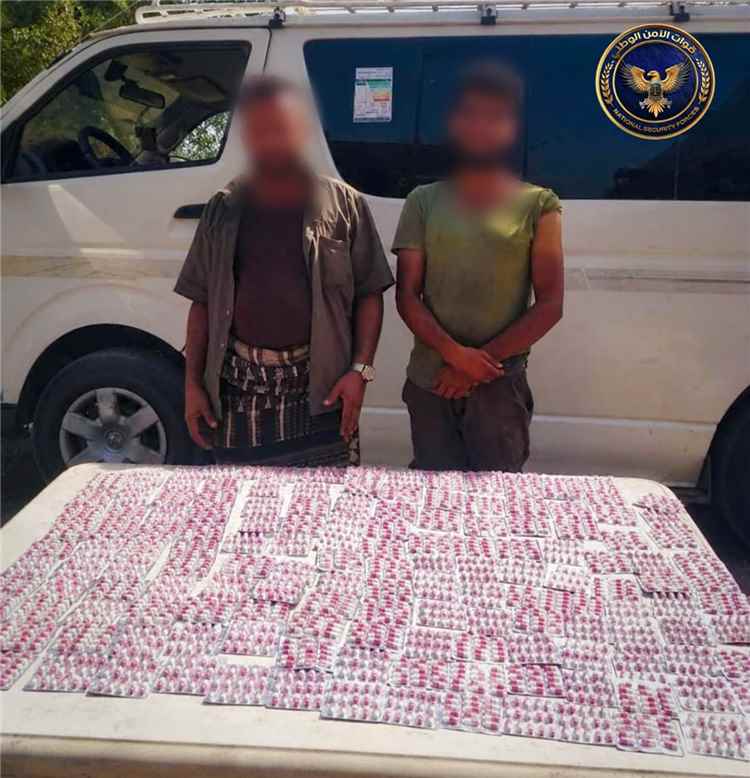 قوات الأمن الوطني بلحج تضبط مروجين بحوزتهم كمية من الحبوب المخدرة في نقطة الحسيني