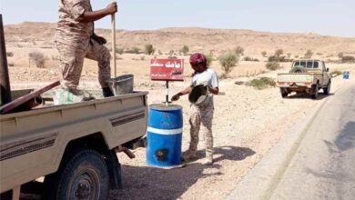 قوة حماية الشركات بالمنطقة العسكرية الثانية تنفذ حملة تطوعية لتركيب لوحات إرشادية وتحذيرية على خط سيئون - المكلا