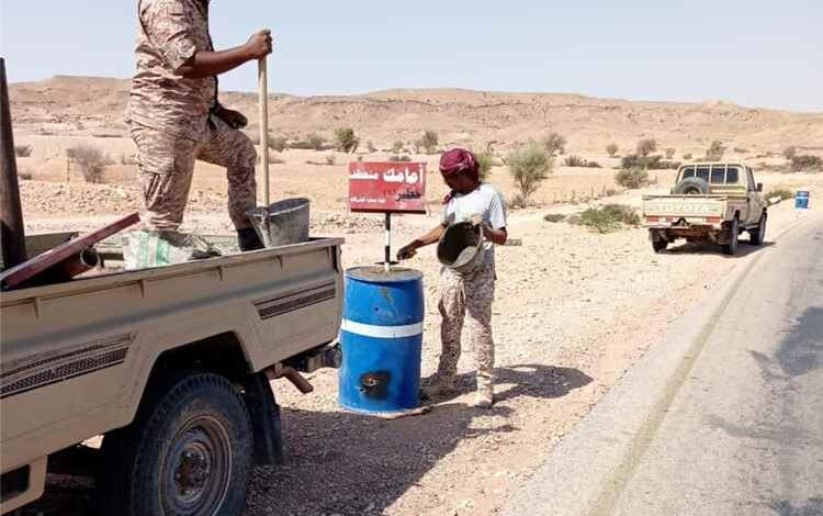 قوة حماية الشركات بالمنطقة العسكرية الثانية تنفذ حملة تطوعية لتركيب لوحات إرشادية وتحذيرية على خط سيئون - المكلا