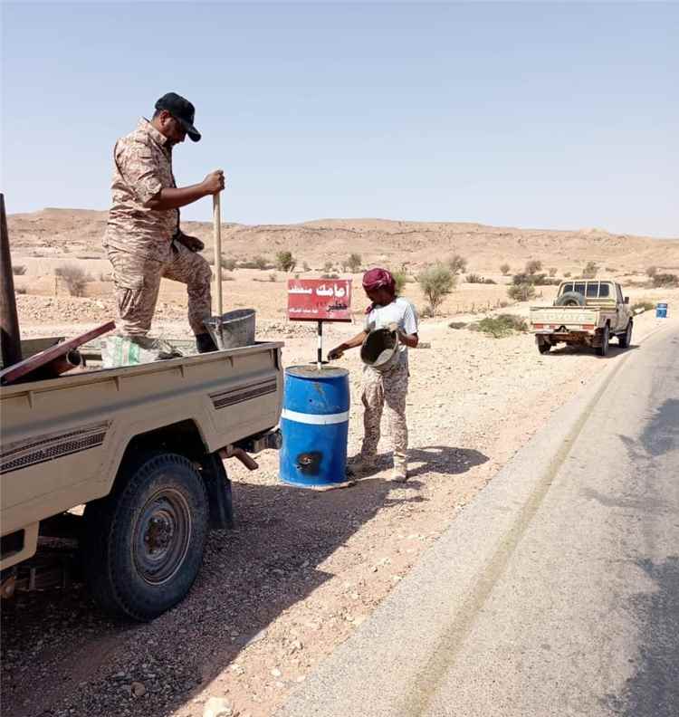 قوة حماية الشركات بالمنطقة العسكرية الثانية تنفذ حملة تطوعية لتركيب لوحات إرشادية وتحذيرية على خط سيئون – المكلا