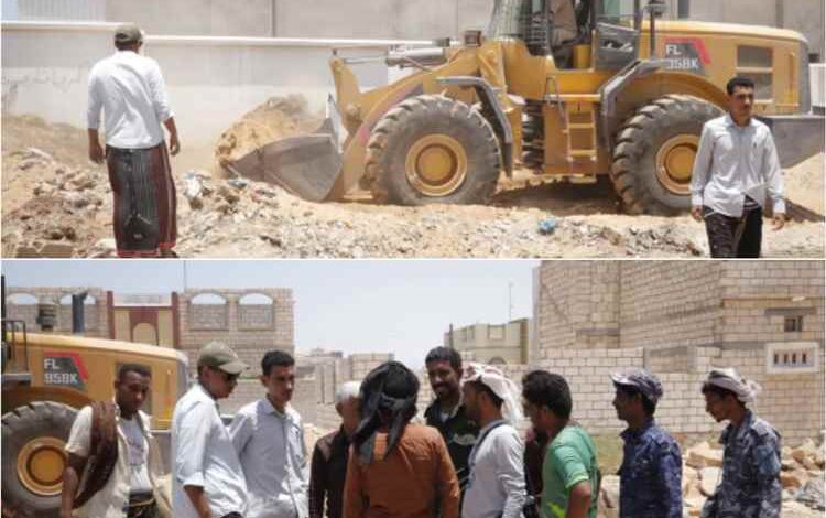 لجنة إزالة العشوائيات تباشر أعمال فتح طريق بحي الرصاصة وتزيل استحداثا عشوائيا في الشحر