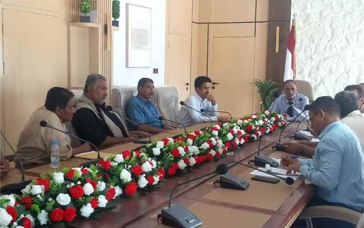 لجنة المناقصات بشبوة تقر إرساء مناقصات لتوريد أدوية ومستلزمات طبية لمركزي الأورام والكلى