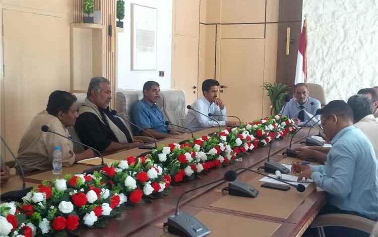 لجنة المناقصات بشبوة تُقر إرساء مناقصات لتأمين الأدوية والمستلزمات الطبية لمركزي الأورام والكلى