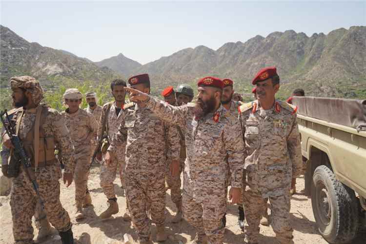 لجنة وزارة الدفاع برئاسة نائب المفتش العام تواصل مهامها الإشرافية على إجراءات الإستلام والتسليم في محور طورالباحة
