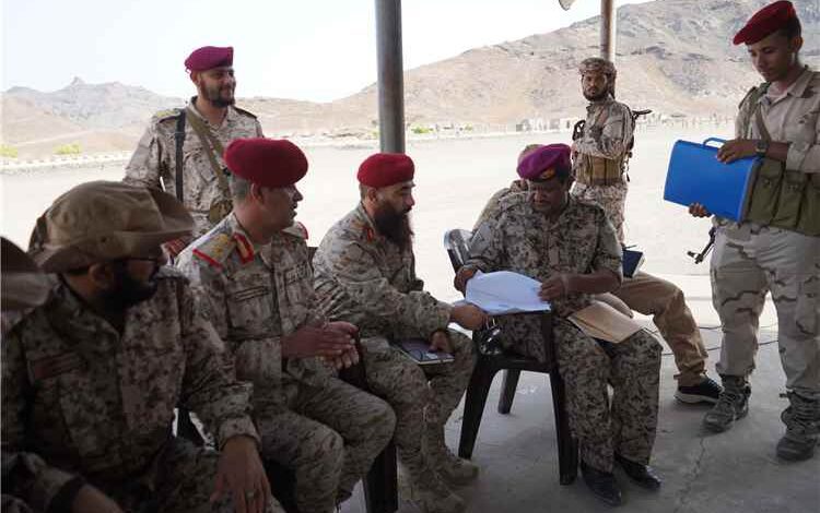 لجنة وزارة الدفاع تواصل أعمالها في محور باب المندب وتطلع على جاهزية وحداته العسكرية