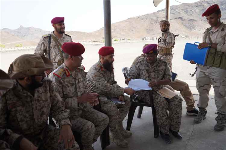 لجنة وزارة الدفاع تواصل أعمالها في محور باب المندب وتطلع على جاهزية وحداته العسكرية