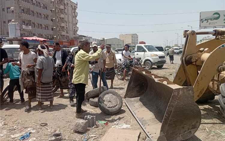 لحج.. حملة مشتركة تنجح في تطهير شوارع مديرية تبن من الأسواق العشوائية ومحطات الوقود غير القانونية