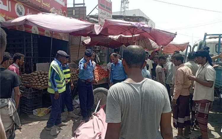 لحج .. شرطة السير تعيد الانضباط لمدخل منطقة الفيوش بحملة لإزالة البسطات العشوائية