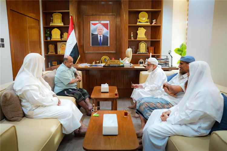 لقاء الخنبشي وهيئة علماء اليمن يناقش دور الخطاب المعتدل وتعزيز الخدمات بحضرموت