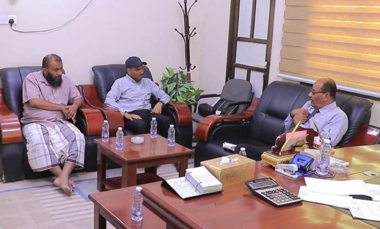 لقاء بسيئون يناقش سبل تحسين خدمة الكهرباء بمديريات وادي وصحراء.