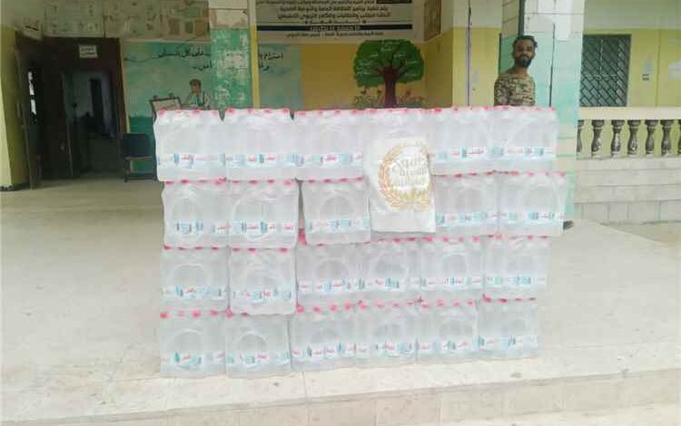 مؤسسة طموح تنفذ مشروع سقاية طلاب الثانوية العامة في عدن