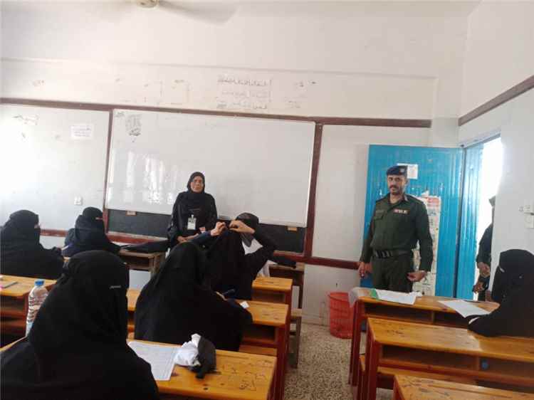 مارب:اللجنة الفرعية والفريق الوزاري يتفقدان سير الاختبارات في عدد من المراكز