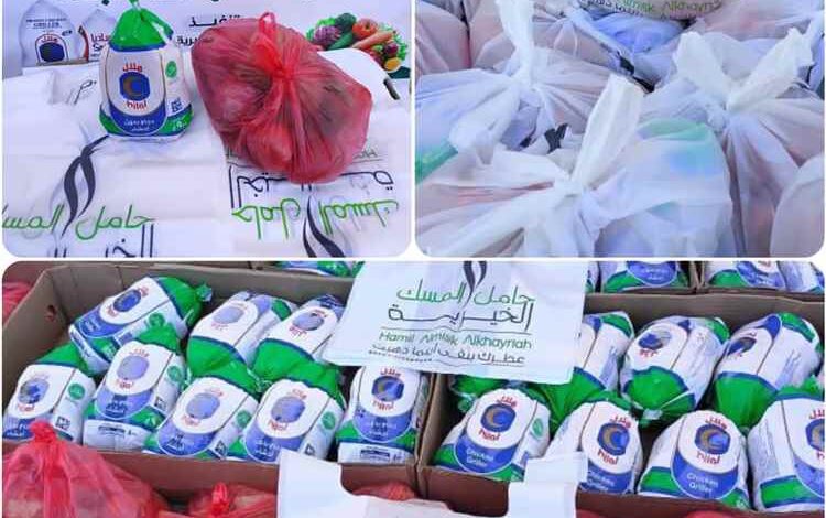 مبادرة حامل المسك الخيرية بشبوة تواصل دعم الأسر المحتاجة بتوزيع الدجاج والخضروات