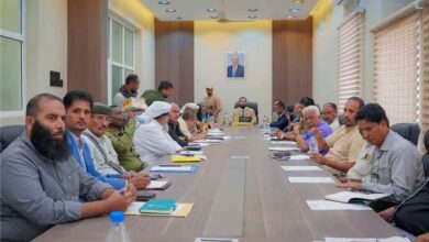 محافظ أبين يترأس اجتماعًا موسعًا للمكتب التنفيذي والهيئة الإدارية ومديري المديريات ويتخذ إجراءات لتعزيز الأداء