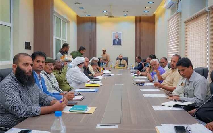 محافظ أبين يترأس اجتماعًا موسعًا للمكتب التنفيذي والهيئة الإدارية ومديري المديريات ويتخذ إجراءات لتعزيز الأداء