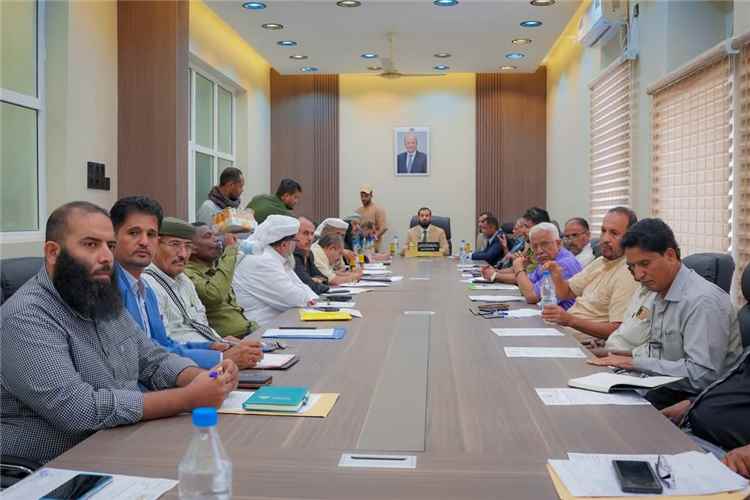 محافظ أبين يترأس اجتماعًا موسعًا للمكتب التنفيذي والهيئة الإدارية ومديري المديريات ويتخذ إجراءات لتعزيز الأداء