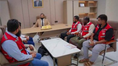محافظ أبين يلتقي جمعية الهلال الأحمر ويشيد بتدخلاتها الإنسانية والتنموية في المحافظة