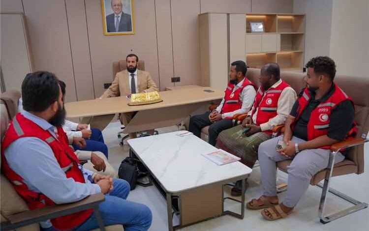 محافظ أبين يلتقي جمعية الهلال الأحمر ويشيد بتدخلاتها الإنسانية والتنموية في المحافظة