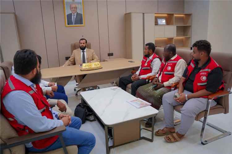 محافظ أبين يلتقي جمعية الهلال الأحمر ويشيد بتدخلاتها الإنسانية والتنموية في المحافظة