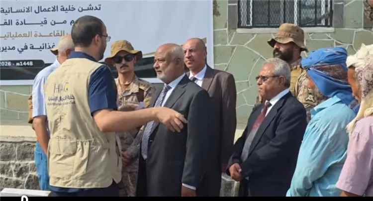 محافظ الحديدة يدشن توزيع السلال الغذائية للأسر المحتاجة