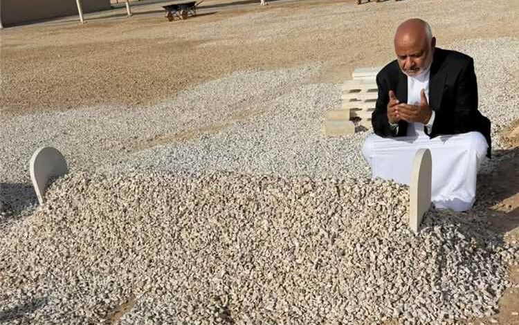 محافظ الحديدة يزور قبر فقيد الوطن الرئيس الراحل عبدربه منصور هادي ويشيد بمواقفه التاريخية