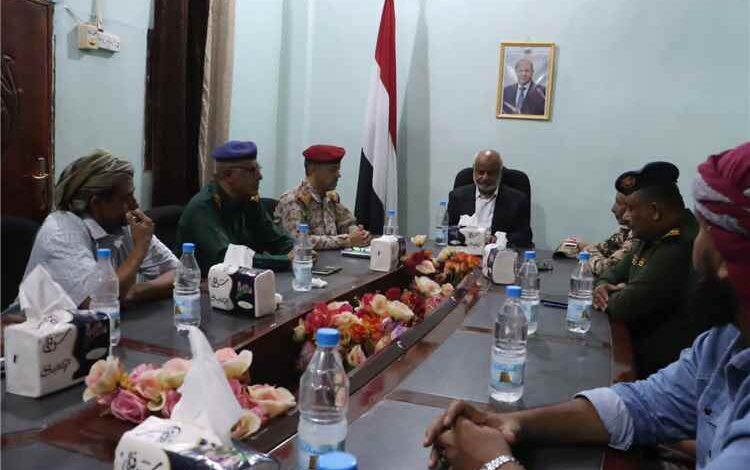 محافظ الحديدة يعقد اجتماعًا مع اللجنة الرئاسية المكلّفة بالتحقيق في اغتيال قائد الفرقة الأولى مشاة