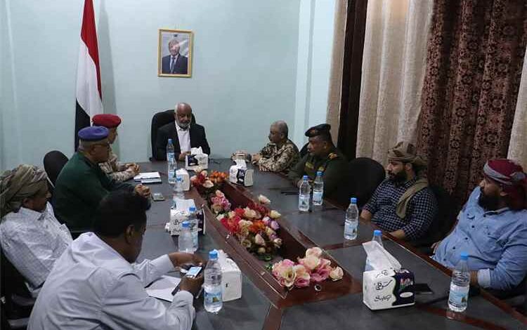 محافظ الحديدة يناقش مع لجنة رئاسية سير التحقيق في اغتيال قائد الفرقة الأولى مشاة