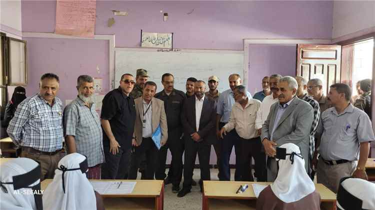 محافظ الضالع ومدير عام مكتب التربية والتعليم يدشنان اختبارات الشهادة الثانوية العامة بالمحافظة