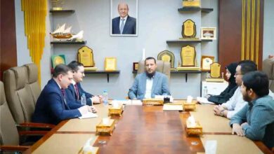 محافظ العاصمة المؤقتة عدن يبحث مع السفير الروسي تعزيز التعاون المشترك