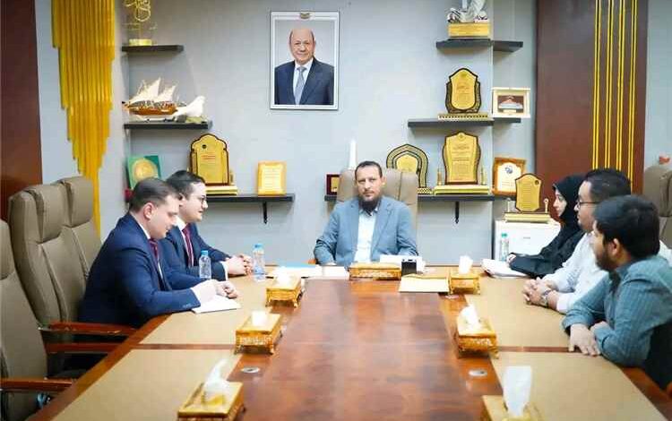 محافظ العاصمة المؤقتة عدن يبحث مع السفير الروسي تعزيز التعاون المشترك