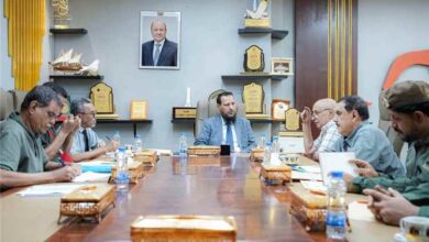 محافظ العاصمة عدن يناقش مع رئيس مصلحة السجون ومدير الأمن أوضاع النزلاء وتعزيز التنسيق مع النيابة والقضاء