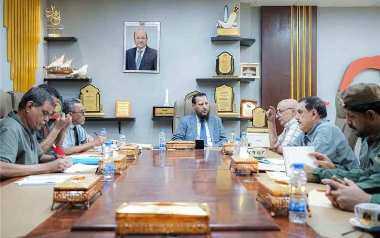 محافظ العاصمة عدن يناقش مع رئيس مصلحة السجون ومدير الأمن أوضاع النزلاء وتعزيز التنسيق مع النيابة والقضاء