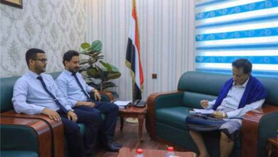 محافظ المهرة يطلع على أنشطة وخدمات بنك البسيري الدولي بالمحافظة