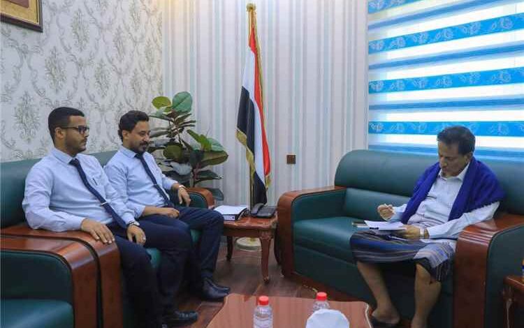 محافظ المهرة يطلع على أنشطة وخدمات بنك البسيري الدولي بالمحافظة