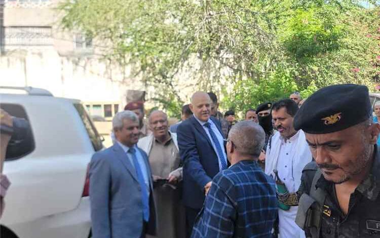 محافظ تعز يتفقد سير الانضباط الوظيفي في المكاتب التنفيذية والمرافق الخدمية بالمحافظة