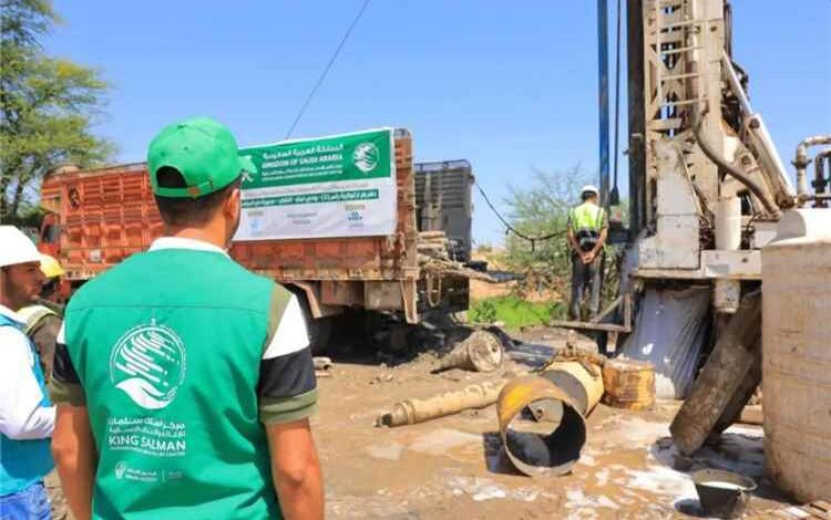 محافظ تعز يدشن مشروع حفر ثلاث آبار مياه في الضباب بتمويل من مركز الملك سلمان للاغاثة