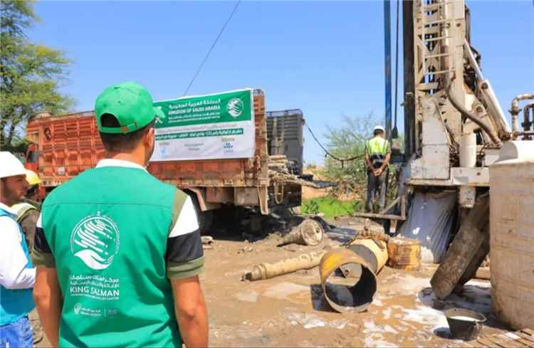 محافظ تعز يدشن مشروع حفر ثلاث آبار مياه في الضباب بتمويل من مركز الملك سلمان للاغاثة