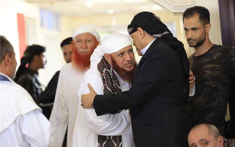 محافظ تعز يستقبل جموع المعزين في وفاة الرئيس السابق عبدربه منصور هادي