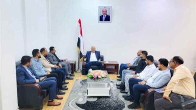 محافظ تعز يناقش مع لجنة وزارية آلية تسليم وتشغيل الميازين المحورية