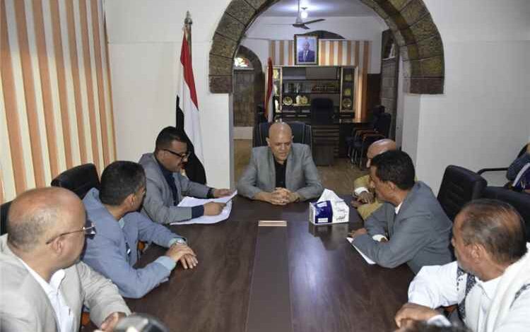 محافظ تعز يوجه بإعداد قاعدة بيانات شاملة لتنظيم الأسواق والبسطات للحد من العشوائية