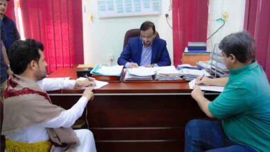 محافظ شبوة يشرف على توقبع عقود تنفيذ 5 مشاريع بواحد مليار و 57 مليون و 977 الف و350 ريال.
