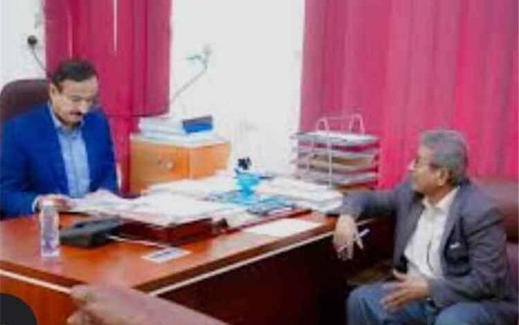 محافظ شبوة يناقش آليات تقييم الأداء الإداري بالمرافق الحكومية.
