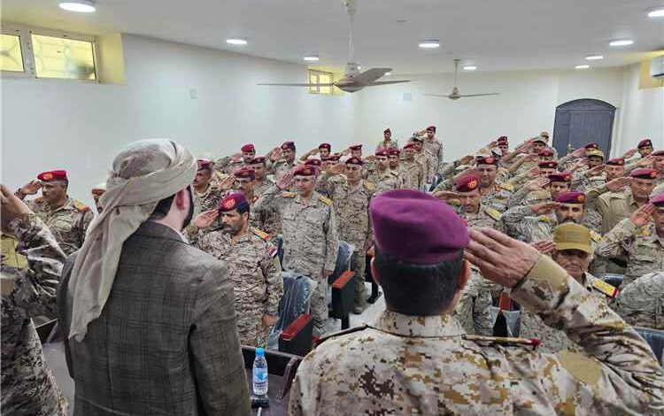 محافظ صنعاء يدعو إلى تعزيز التنسيق الوطني والعسكري لاستكمال معركة التحرير